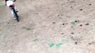 Bikerin mit Knackarsch vogelt im Wald
