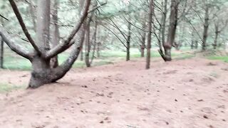 Bikerin mit Knackarsch vogelt im Wald