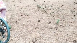 Bikerin mit Knackarsch vogelt im Wald