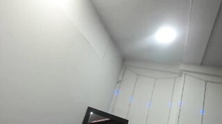 Elle baise son cul avec son gode