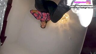 Gigantic bimbos shoeplay shows her stinky filthy socks