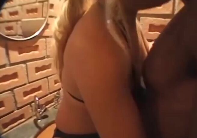 Loirinha gostosa do rabão fudendo com o negão dotado