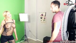 Inked German blonde Mia De Berg seduces
