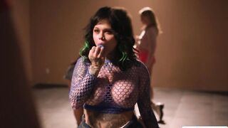 Shemale Zariah bangs Anna De Ville in fuck club