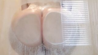 Eingeseifte Amateurin unter der Dusche gefickt