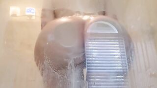 Eingeseifte Amateurin unter der Dusche gefickt