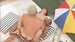 Morena gostosa do rabão fudendo com o dois