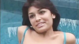 Morena gostosa do rabão fudendo com o dois