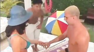 Morena gostosa do rabão fudendo com o dois
