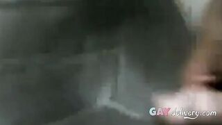 Caminhoneiro Maduro Trocando Óleo no Banheiro