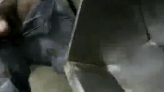 Caminhoneiro Maduro Trocando Óleo no Banheiro