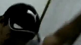 Caminhoneiro Maduro Trocando Óleo no Banheiro