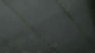 Caminhoneiro Maduro Trocando Óleo no Banheiro
