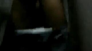 Caminhoneiro Maduro Trocando Óleo no Banheiro