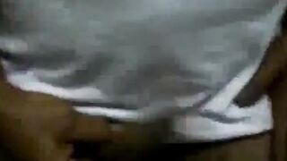 Caminhoneiro Maduro Trocando Óleo no Banheiro