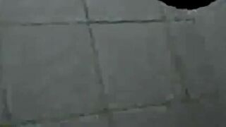 Caminhoneiro Maduro Trocando Óleo no Banheiro