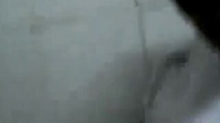 Caminhoneiro Maduro Trocando Óleo no Banheiro
