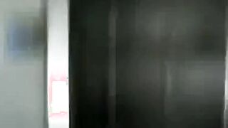 Caminhoneiro Maduro Trocando Óleo no Banheiro