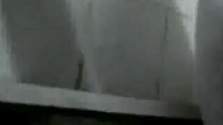 Caminhoneiro Maduro Trocando Óleo no Banheiro