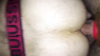 Un ours mature baise une plus jeune sans capote