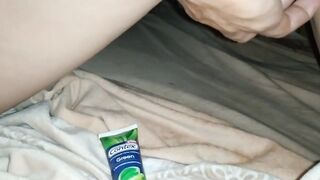 Pimmel zwischen ihre Schamlippen versenkt