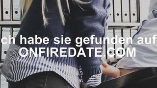 Scharfe Praktikantin macht die Beine breit