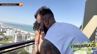 After picking up the actress on the street, he took her to his apartment to have a go