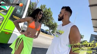 After picking up the actress on the street, he took her to his apartment to have a go