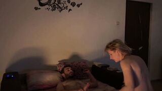 Amateurparchen vergnugt sich im Bett