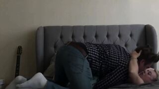 Aufgegeilte Nachbarin am Sofa gerammelt