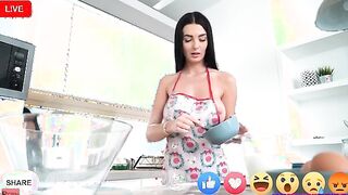 Simon Kitty has been doing nude livestreams for her followers. Today's beauty performance is making