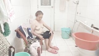 Grandma spied in the bathroom (Asia)