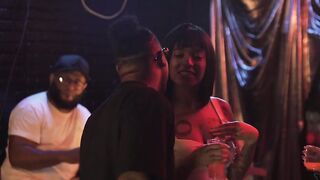 Loirinha gostosa do rabão fudendo com o negão dotado
