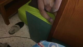 Reifer Kerl gonnt sich eine junge Muschi
