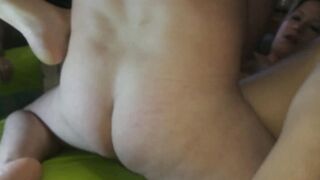 Reifer Kerl gonnt sich eine junge Muschi