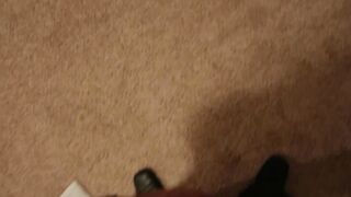 Schwarzhaarige Milf mit feuchtem Fickloch