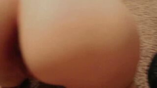 Schwarzhaarige Milf mit feuchtem Fickloch