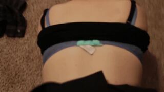 Schwarzhaarige Milf mit feuchtem Fickloch