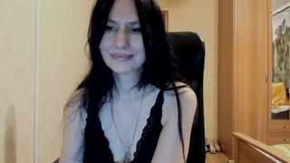 Schwarzhaariges Luder macht es fur dich