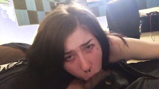 Brunettes Luder bedient mich am Sofa