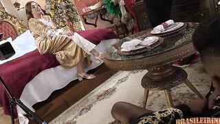 Morena gostosa do rabão fudendo com dois dotados