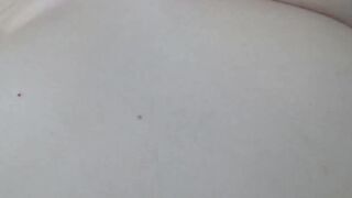 Schlafender Frau das Fickloch gestopft
