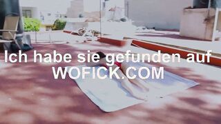 Beim Sonnen liegen uberrascht und gevogelt