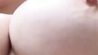 Blondes Luder in schwarzen Nylons
