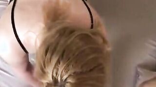 Blondes Luder in schwarzen Nylons
