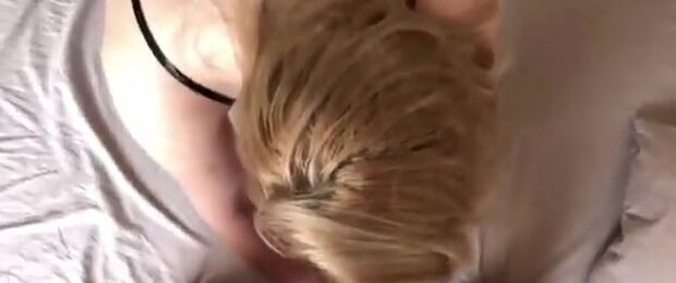 Blondes Luder in schwarzen Nylons
