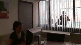 Buroangestellte vogelt mit den Fensterputzern