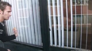Buroangestellte vogelt mit den Fensterputzern