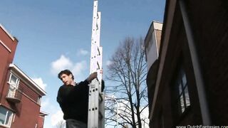 Buroangestellte vogelt mit den Fensterputzern