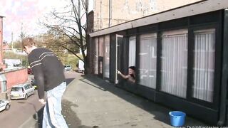 Buroangestellte vogelt mit den Fensterputzern
